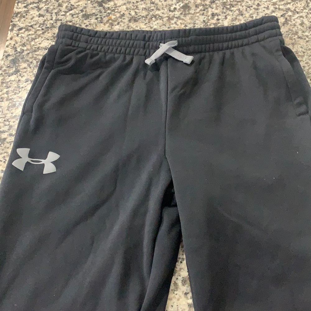 Under Armour size Youth  XL black joggers